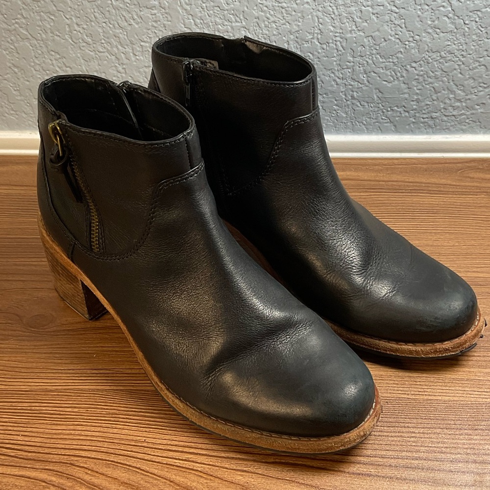 Clark's Black Leather Ankle Boots size 9 stacked block heel Western-inspired